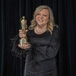 Jeannie Hunter with her 2025 MusiCounts Teacher of the Year Award. PhotoCredit: CARAS, Brendan McAlpine.